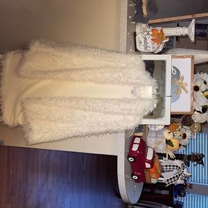 Cream sleeveless fluffy vest, brand new never been worn, size M